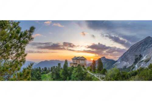 Nur an den längsten Tagen sieht man die Sonne am Horizont aufgehen - Königliche Aussicht - Seitenverhältnis 2,5:1 - Sonnenaufgang am Schachenschloss - weitere Infos unter https://www.kriner-weiermann.de