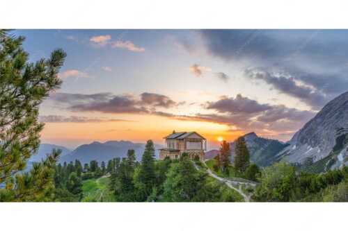 Nur an den längsten Tagen sieht man die Sonne am Horizont aufgehen - Königliche Aussicht - Seitenverhältnis 2:1 - Sonnenaufgang am Schachenschloss - weitere Infos unter https://www.kriner-weiermann.de