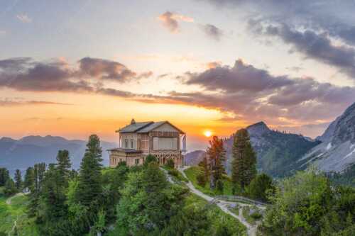 Nur an den längsten Tagen sieht man die Sonne am Horizont aufgehen - Königliche Aussicht - Seitenverhältnis 3:2 - Sonnenaufgang am Schachenschloss - weitere Infos unter https://www.kriner-weiermann.de