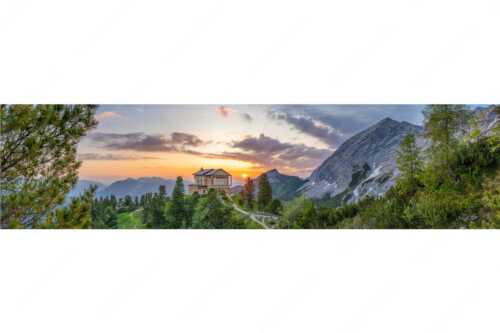 Nur an den längsten Tagen sieht man die Sonne am Horizont aufgehen - Königliche Aussicht - Seitenverhältnis 4:1 - Sonnenaufgang am Schachenschloss - weitere Infos unter https://www.kriner-weiermann.de