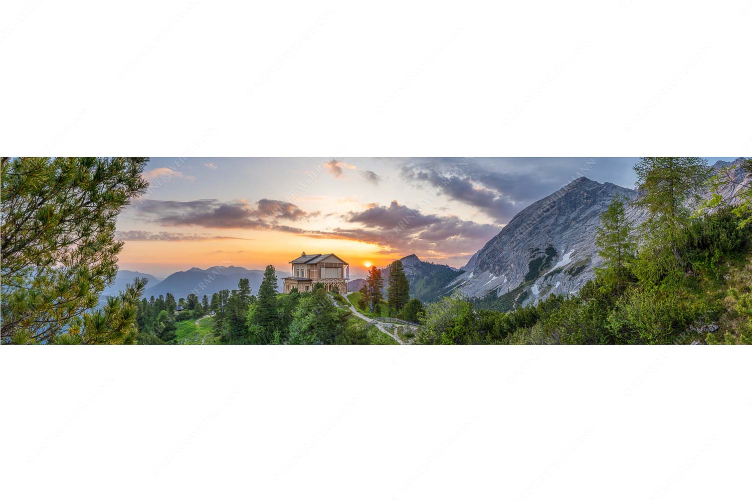 Königliche Aussicht – Seitenverhältnis 4:1 — Sonnenaufgang am Schachenschloss Nur an den längsten Tagen sieht man die Sonne am Horizont aufgehen