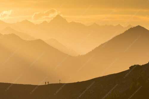 Zwei Wanderer genießen die Abendstimmung mit Blick hinüber zu den Allgäuer Alpen - Kraftort - Seitenverhältnis 3:2 - Abendstimmung im Estergebirge - weitere Infos unter https://www.kriner-weiermann.de