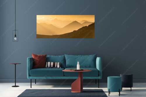 Zwei Wanderer genießen die Abendstimmung mit Blick hinüber zu den Allgäuer Alpen - Kraftort - Größe ca. 175x70cm, Seitenverhältnis 2,5:1 - Abendstimmung im Estergebirge - weitere Infos unter https://www.kriner-weiermann.de