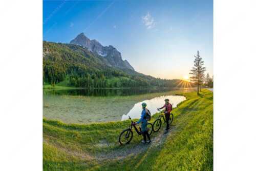 Sonnenuntergang am Ferchensee mit Blick zu den Wettersteinspitzen - Kurzes Innehalten - Seitenverhältnis 1:1 - Fahrradfahren zum Ferchensee - weitere Infos unter https://www.kriner-weiermann.de