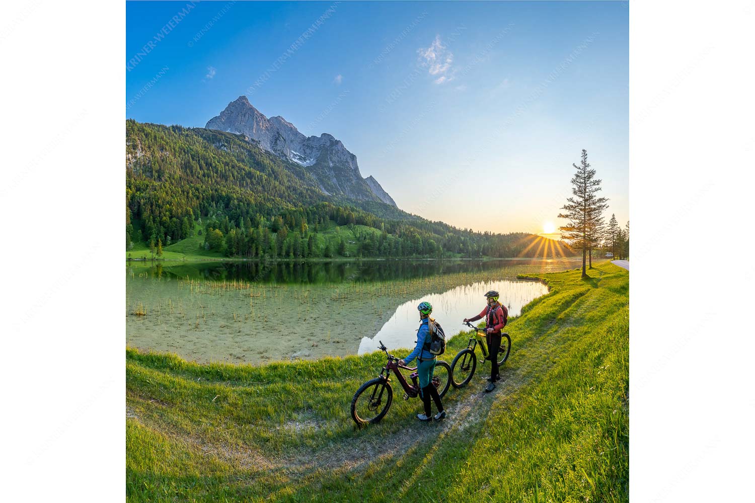 Kurzes Innehalten – Seitenverhältnis 1:1 — Fahrradfahren zum Ferchensee Sonnenuntergang am Ferchensee mit Blick zu den Wettersteinspitzen