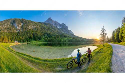 Sonnenuntergang am Ferchensee mit Blick zu den Wettersteinspitzen - Kurzes Innehalten - Seitenverhältnis 2:1 - Fahrradfahren zum Ferchensee - weitere Infos unter https://www.kriner-weiermann.de