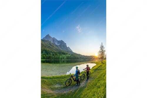 Sonnenuntergang am Ferchensee mit Blick zu den Wettersteinspitzen - Kurzes Innehalten - Seitenverhältnis 2:3 - Fahrradfahren zum Ferchensee - weitere Infos unter https://www.kriner-weiermann.de
