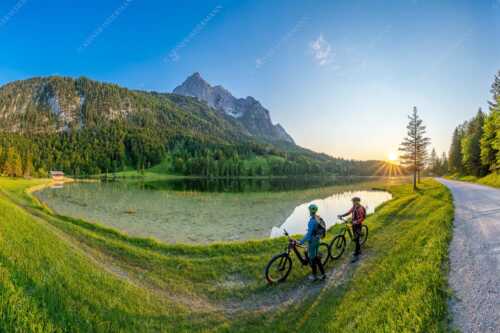 Sonnenuntergang am Ferchensee mit Blick zu den Wettersteinspitzen - Kurzes Innehalten - Seitenverhältnis 3:2 - Fahrradfahren zum Ferchensee - weitere Infos unter https://www.kriner-weiermann.de
