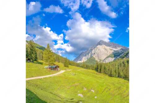 Lafatscher Niederlegeralm mit Blick zum Halleranger mit Speckkarspitze im Karwendelgebirge - Lafatscher Niederleger - Seitenverhältnis 1:1 - Halleranger im Karwendel - weitere Infos unter https://www.kriner-weiermann.de