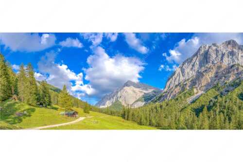 Lafatscher Niederlegeralm mit Blick zum Halleranger mit Speckkarspitze im Karwendelgebirge - Lafatscher Niederleger - Seitenverhältnis 2,5:1 - Halleranger im Karwendel - weitere Infos unter https://www.kriner-weiermann.de