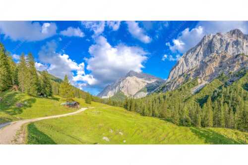 Lafatscher Niederlegeralm mit Blick zum Halleranger mit Speckkarspitze im Karwendelgebirge - Lafatscher Niederleger - Seitenverhältnis 2:1 - Halleranger im Karwendel - weitere Infos unter https://www.kriner-weiermann.de