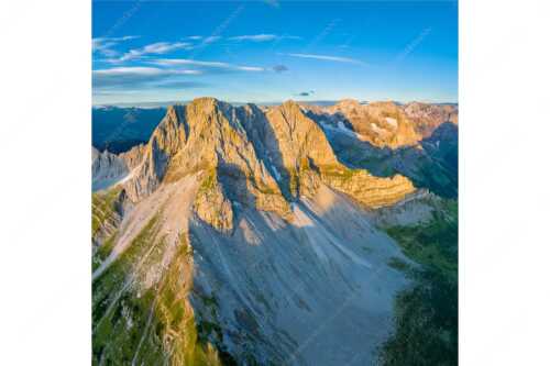 Erstes Tageslicht an der Lamsenspitze und Spritzkarspitze und am Karwendelhauptkamm - Lamsen- und Spritzkarspitze - Seitenverhältnis 1:1 - Karwendel - weitere Infos unter https://www.kriner-weiermann.de