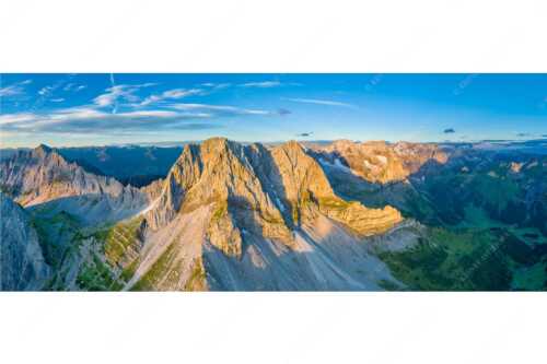 Erstes Tageslicht an der Lamsenspitze und Spritzkarspitze und am Karwendelhauptkamm - Lamsen- und Spritzkarspitze - Seitenverhältnis 2,5:1 - Karwendel - weitere Infos unter https://www.kriner-weiermann.de