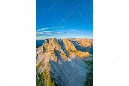 Erstes Tageslicht an der Lamsenspitze und Spritzkarspitze und am Karwendelhauptkamm - Lamsen- und Spritzkarspitze - Seitenverhältnis 2:3 - Karwendel - weitere Infos unter https://www.kriner-weiermann.de