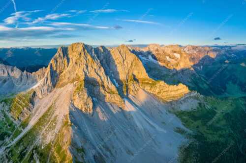 Erstes Tageslicht an der Lamsenspitze und Spritzkarspitze und am Karwendelhauptkamm - Lamsen- und Spritzkarspitze - Seitenverhältnis 3:2 - Karwendel - weitere Infos unter https://www.kriner-weiermann.de