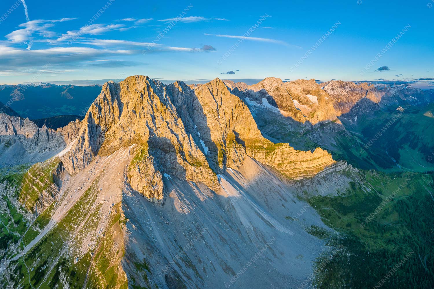 Erstes Tageslicht an der Lamsenspitze und Spritzkarspitze und am Karwendelhauptkamm