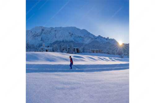 Skating im letzten Sonnenlicht mit Schloss Elmau und der Wettersteinwand im Hintergrund - Langlauf in Märchenhafter Schneelandschaft - Seitenverhältnis 1:1 - Elmau - weitere Infos unter https://www.kriner-weiermann.de