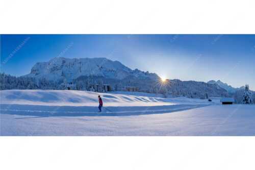 Skating im letzten Sonnenlicht mit Schloss Elmau und der Wettersteinwand im Hintergrund - Langlauf in Märchenhafter Schneelandschaft - Seitenverhältnis 2,5:1 - Elmau - weitere Infos unter https://www.kriner-weiermann.de
