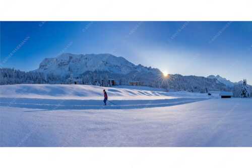 Skating im letzten Sonnenlicht mit Schloss Elmau und der Wettersteinwand im Hintergrund - Langlauf in Märchenhafter Schneelandschaft - Seitenverhältnis 2:1 - Elmau - weitere Infos unter https://www.kriner-weiermann.de