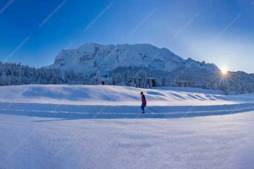 Skating im letzten Sonnenlicht mit Schloss Elmau und der Wettersteinwand im Hintergrund - Langlauf in Märchenhafter Schneelandschaft - Seitenverhältnis 3:2 - Elmau - weitere Infos unter https://www.kriner-weiermann.de