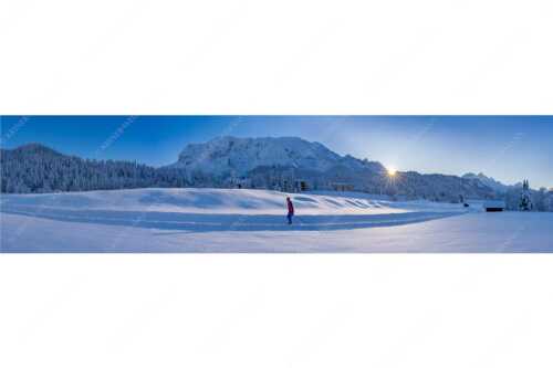 Skating im letzten Sonnenlicht mit Schloss Elmau und der Wettersteinwand im Hintergrund - Langlauf in Märchenhafter Schneelandschaft - Seitenverhältnis 4:1 - Elmau - weitere Infos unter https://www.kriner-weiermann.de