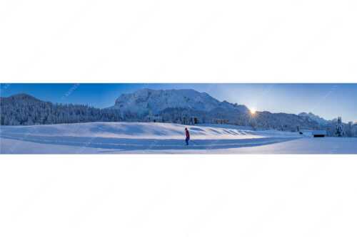 Skating im letzten Sonnenlicht mit Schloss Elmau und der Wettersteinwand im Hintergrund - Langlauf in Märchenhafter Schneelandschaft - Seitenverhältnis 5:1 - Elmau - weitere Infos unter https://www.kriner-weiermann.de
