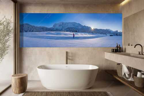 Skating im letzten Sonnenlicht mit Schloss Elmau und der Wettersteinwand im Hintergrund - Langlauf in Märchenhafter Schneelandschaft - Größe ca. 300x100cm, Seitenverhältnis 3:1 - Elmau - weitere Infos unter https://www.kriner-weiermann.de