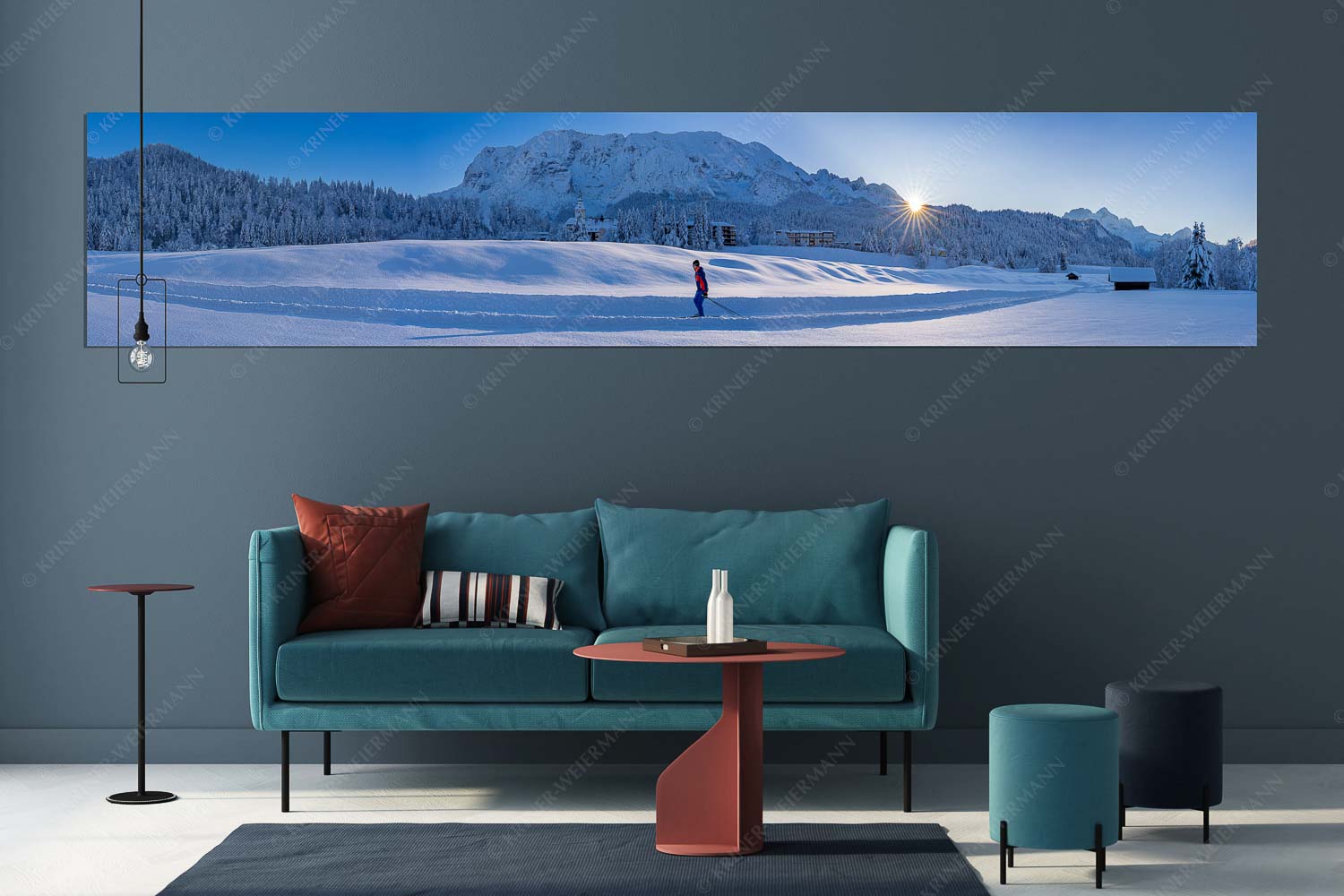 Skating im letzten Sonnenlicht mit Schloss Elmau und der Wettersteinwand im Hintergrund - Langlauf in Märchenhafter Schneelandschaft - Größe ca. 350x70cm, Seitenverhältnis 5:1 - Elmau - weitere Infos unter https://www.kriner-weiermann.de
