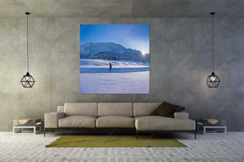 Skating im letzten Sonnenlicht mit Schloss Elmau und der Wettersteinwand im Hintergrund - Langlauf in Märchenhafter Schneelandschaft - Größe ca. 160x160cm, Seitenverhältnis 1:1 - Elmau - weitere Infos unter https://www.kriner-weiermann.de