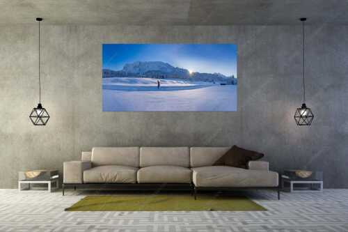 Skating im letzten Sonnenlicht mit Schloss Elmau und der Wettersteinwand im Hintergrund - Langlauf in Märchenhafter Schneelandschaft - Größe ca. 200x100cm, Seitenverhältnis 2:1 - Elmau - weitere Infos unter https://www.kriner-weiermann.de