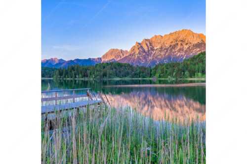 Blick über den Lautersee zum Abendrot am ´Karwendelgebirge - Lautersee Karwendel II - Seitenverhältnis 1:1 - Abendrot am Karwendel - weitere Infos unter https://www.kriner-weiermann.de