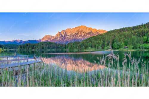 Blick über den Lautersee zum Abendrot am ´Karwendelgebirge - Lautersee Karwendel II - Seitenverhältnis 2:1 - Abendrot am Karwendel - weitere Infos unter https://www.kriner-weiermann.de