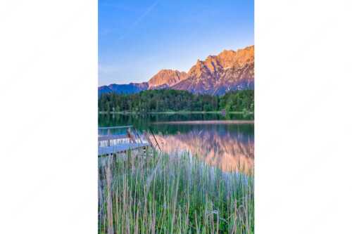 Blick über den Lautersee zum Abendrot am ´Karwendelgebirge - Lautersee Karwendel II - Seitenverhältnis 2:3 - Abendrot am Karwendel - weitere Infos unter https://www.kriner-weiermann.de