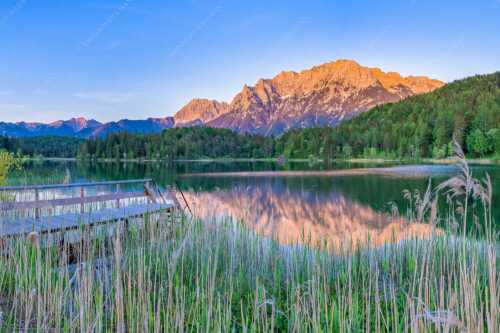 Blick über den Lautersee zum Abendrot am ´Karwendelgebirge - Lautersee Karwendel II - Seitenverhältnis 3:2 - Abendrot am Karwendel - weitere Infos unter https://www.kriner-weiermann.de