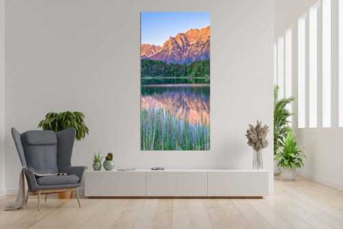 Blick über den Lautersee zum Abendrot am ´Karwendelgebirge - Lautersee Karwendel II - Wandbild - Größe ca. 90x180cm, Seitenverhältnis 1:2 - Abendrot am Karwendel - weitere Infos unter https://www.kriner-weiermann.de