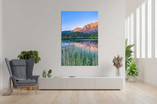 Blick über den Lautersee zum Abendrot am ´Karwendelgebirge - Lautersee Karwendel II - Wandbild - Größe ca. 120x180cm, Seitenverhältnis 2:3 - Abendrot am Karwendel - weitere Infos unter https://www.kriner-weiermann.de