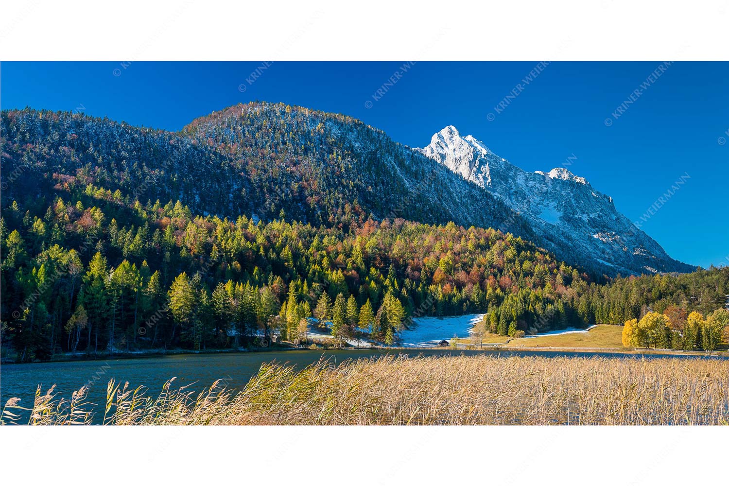 Lauterseeherbst – Seitenverhältnis 2:1 — Harbst am Lautersee mit Wetterstein Blick über den Lautersee zum Grünkopf und der Unteren Wettersteinspitze