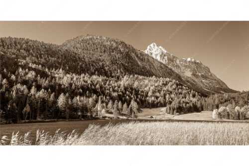 Blick über den Lautersee zum Grünkopf und der Unteren Wettersteinspitze - Lauterseeherbst - Seitenverhältnis 2:1 - Harbst am Lautersee mit Wetterstein - weitere Infos unter https://www.kriner-weiermann.de