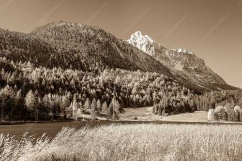 Blick über den Lautersee zum Grünkopf und der Unteren Wettersteinspitze - Lauterseeherbst - Seitenverhältnis 3:2 - Harbst am Lautersee mit Wetterstein - weitere Infos unter https://www.kriner-weiermann.de