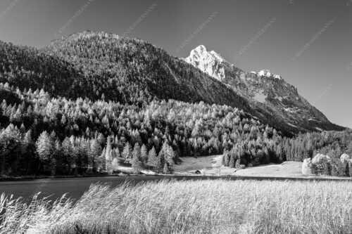 Blick über den Lautersee zum Grünkopf und der Unteren Wettersteinspitze - Lauterseeherbst - Seitenverhältnis 3:2 - Harbst am Lautersee mit Wetterstein - weitere Infos unter https://www.kriner-weiermann.de