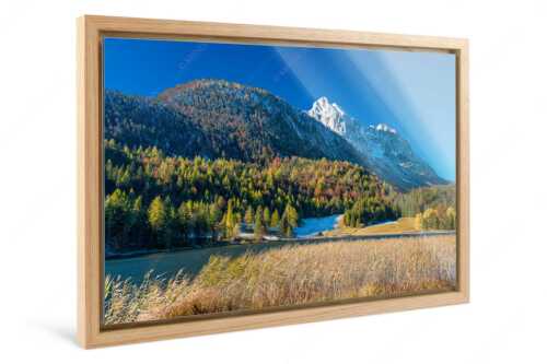 Blick über den Lautersee zum Grünkopf und der Unteren Wettersteinspitze - Lauterseeherbst - Foto im Schattenfugen-Rahmen - Harbst am Lautersee mit Wetterstein - weitere Infos unter https://www.kriner-weiermann.de