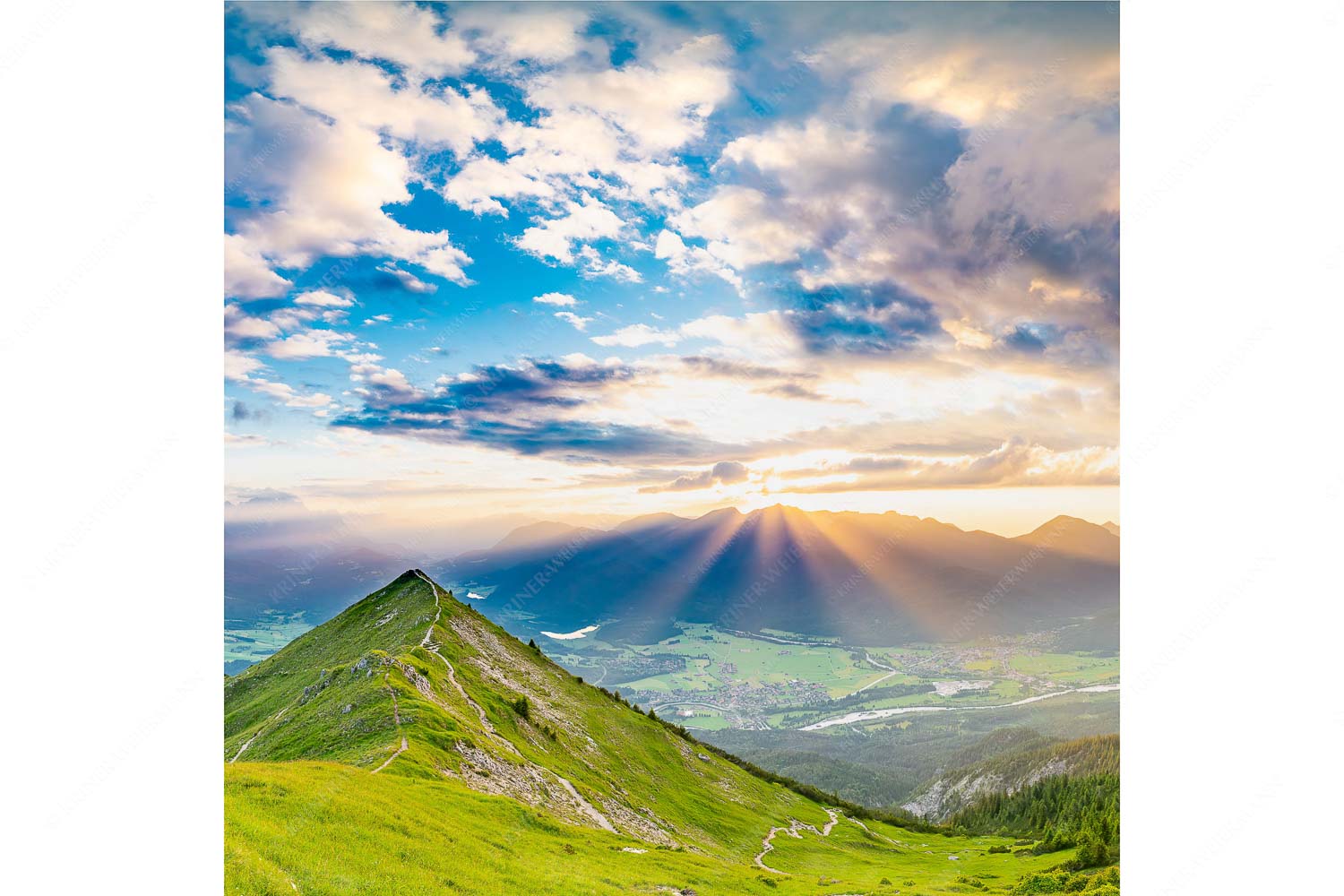 Letzte Sonnenstrahlen – Seitenverhältnis 1:1 — Seinskopf Krün und Wallgau Blick am Seinskopf vorbei über das Obere Isartal zum Sonnenuntergang im Estergebirge