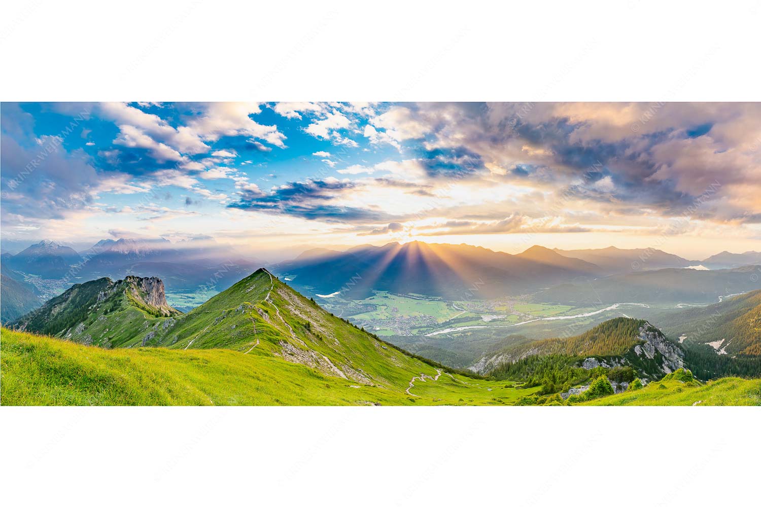 Letzte Sonnenstrahlen – Seitenverhältnis 2,5:1 — Seinskopf Krün und Wallgau Blick am Seinskopf vorbei über das Obere Isartal zum Sonnenuntergang im Estergebirge