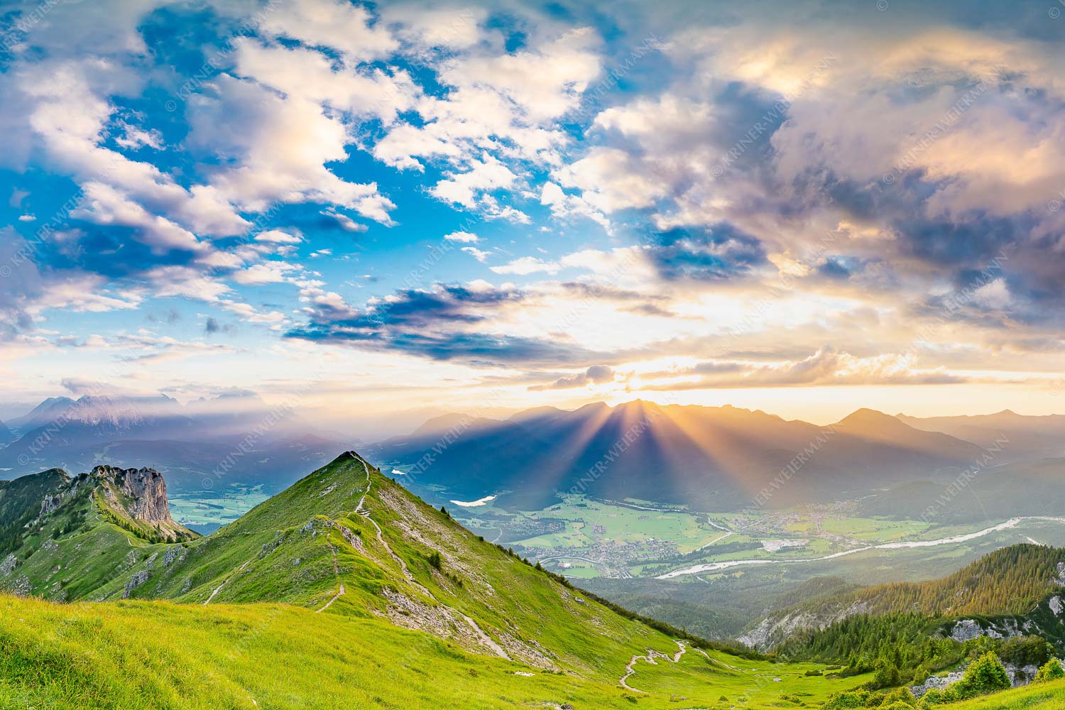 Letzte Sonnenstrahlen – Seitenverhältnis 3:2 — Seinskopf Krün und Wallgau Blick am Seinskopf vorbei über das Obere Isartal zum Sonnenuntergang im Estergebirge