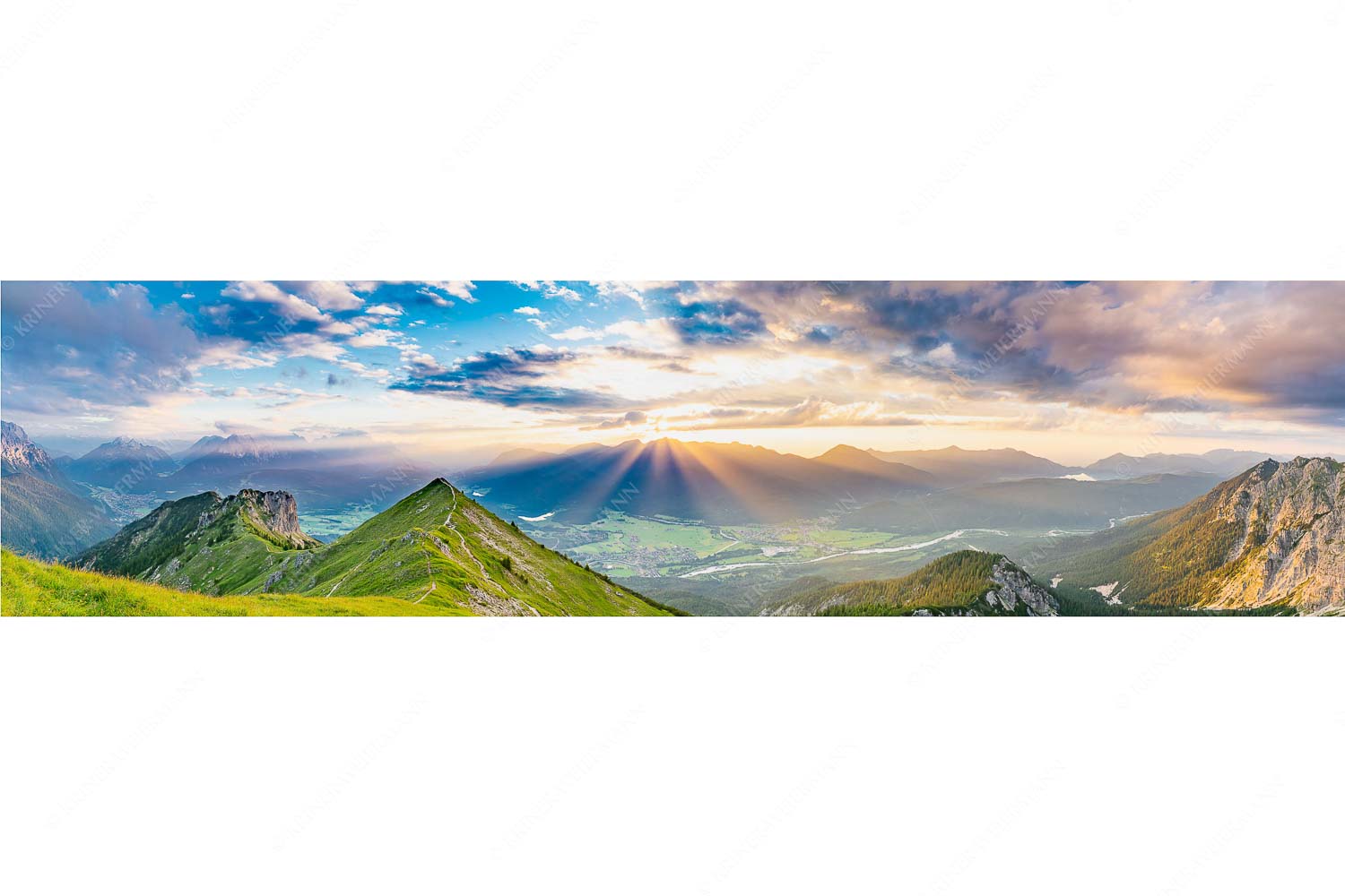 Letzte Sonnenstrahlen – Seitenverhältnis 4:1 — Seinskopf Krün und Wallgau Blick am Seinskopf vorbei über das Obere Isartal zum Sonnenuntergang im Estergebirge