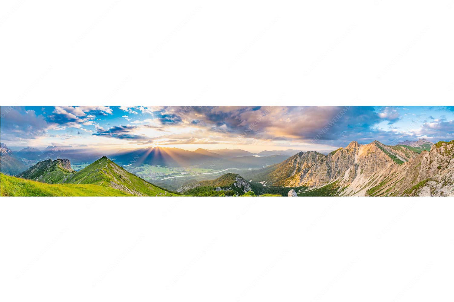 Letzte Sonnenstrahlen – Seitenverhältnis 5:1 — Seinskopf Krün und Wallgau Blick am Seinskopf vorbei über das Obere Isartal zum Sonnenuntergang im Estergebirge