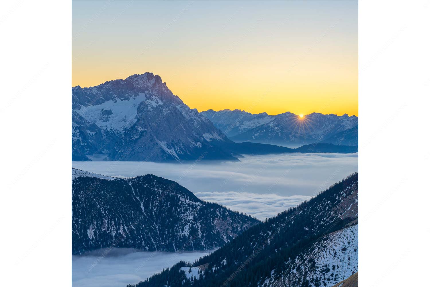 Letzter Blitzer – Seitenverhältnis 1:1 — Zugspitze Sonnenuntergang Blick aus dem Estergebirge über Nebelmeer und Wank zum Zugspitzmassiv