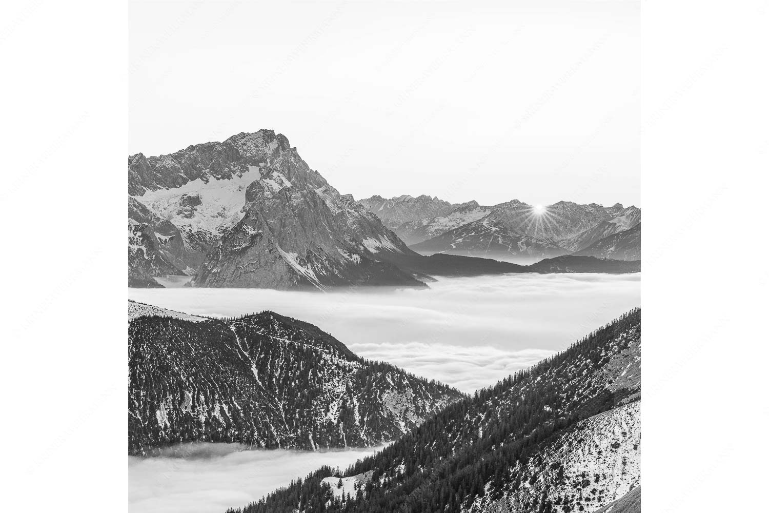 Letzter Blitzer – Seitenverhältnis 1:1 — Zugspitze Sonnenuntergang Blick aus dem Estergebirge über Nebelmeer und Wank zum Zugspitzmassiv