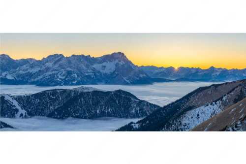 Blick aus dem Estergebirge über Nebelmeer und Wank zum Zugspitzmassiv - Letzter Blitzer - Seitenverhältnis 2,5:1 - Zugspitze Sonnenuntergang - weitere Infos unter https://www.kriner-weiermann.de