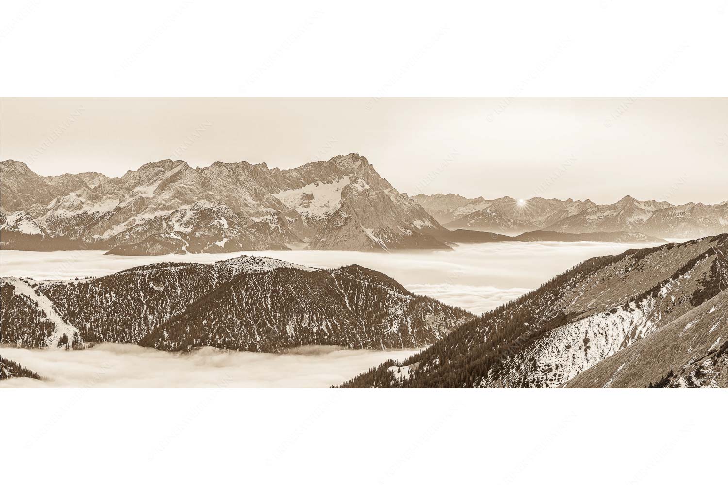 Blick aus dem Estergebirge über Nebelmeer und Wank zum Zugspitzmassiv